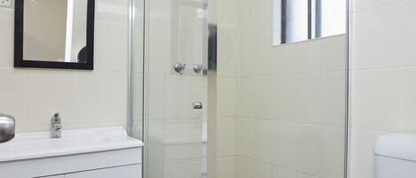 Double or Twin Room, Ensuite | Bathroom | Shower, hair dryer, towels