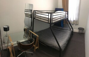 Business-Doppel- oder -Zweibettzimmer | Laptopgeeigneter Arbeitsplatz, Verdunkelungsvorhänge