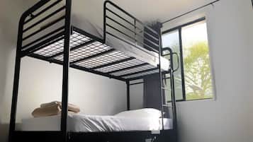 Dormitorio compartido, dormitorio mixto | Espacio para trabajar con laptop y cortinas blackout