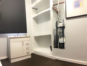 Tomannsrom, delt bad | Skrivebord for bærbar PC, blendingsgardiner og strykejern/-brett