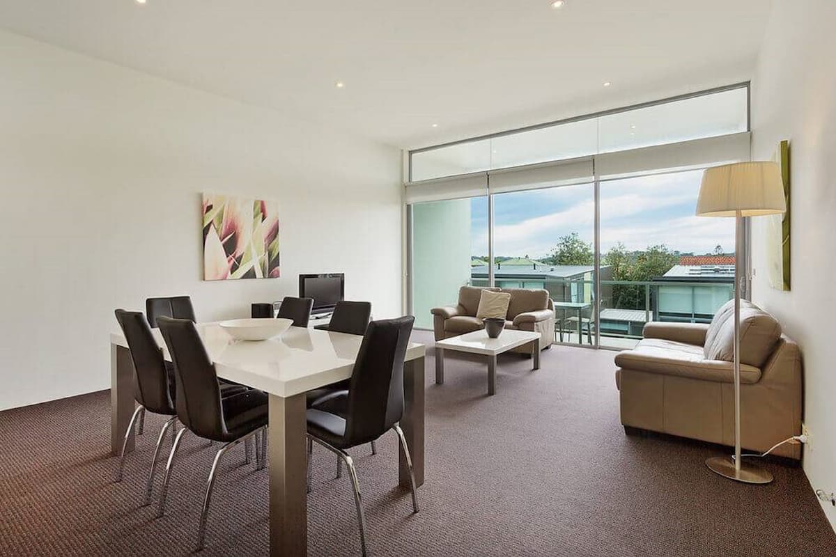Executive Townhome, 2 Bedrooms | Ruang tamu | 40 inci televisyen skrin rata dengan digital, TV, pemain DVD