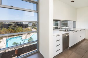 Apartamento standard, 3 quartos | Cozinha privada | Geladeira grande, cooktop, cafeteira/chaleira, chaleira elétrica