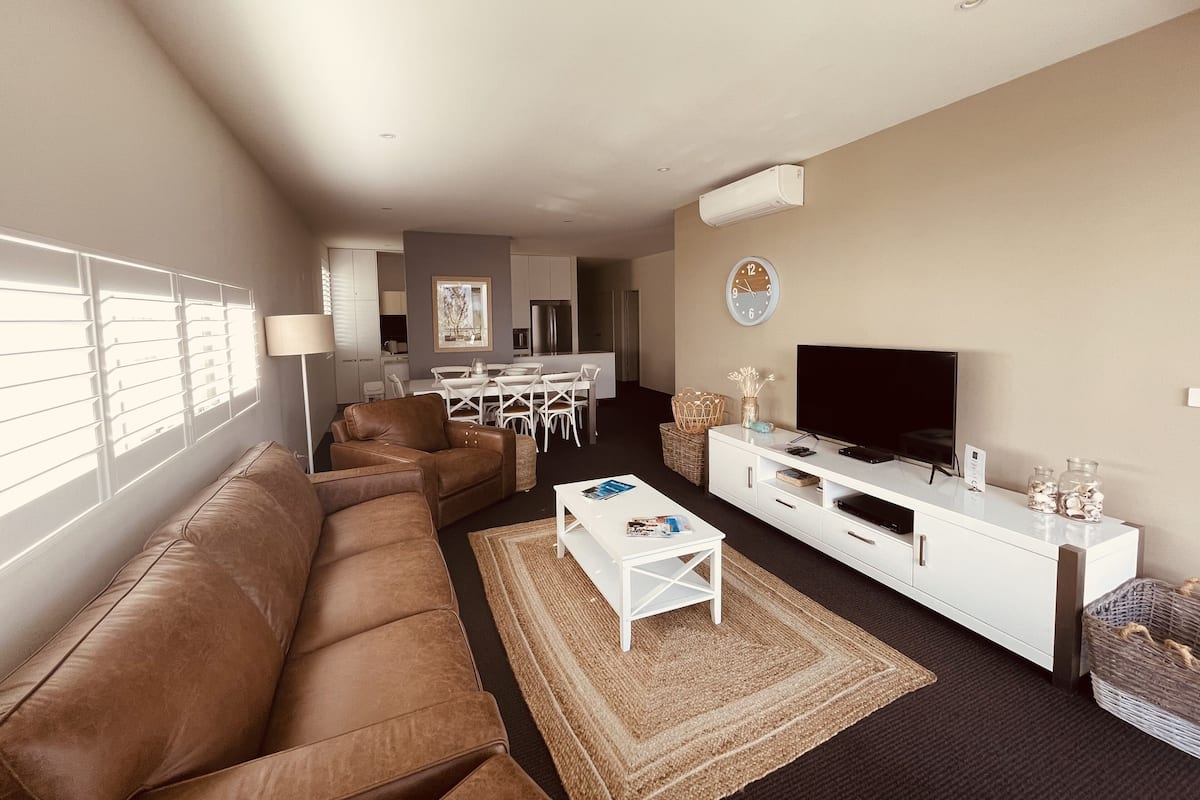 Apartment, 3 Bedrooms, Pool View | Ruang tamu | 40 inci televisyen skrin rata dengan digital, TV, pemain DVD