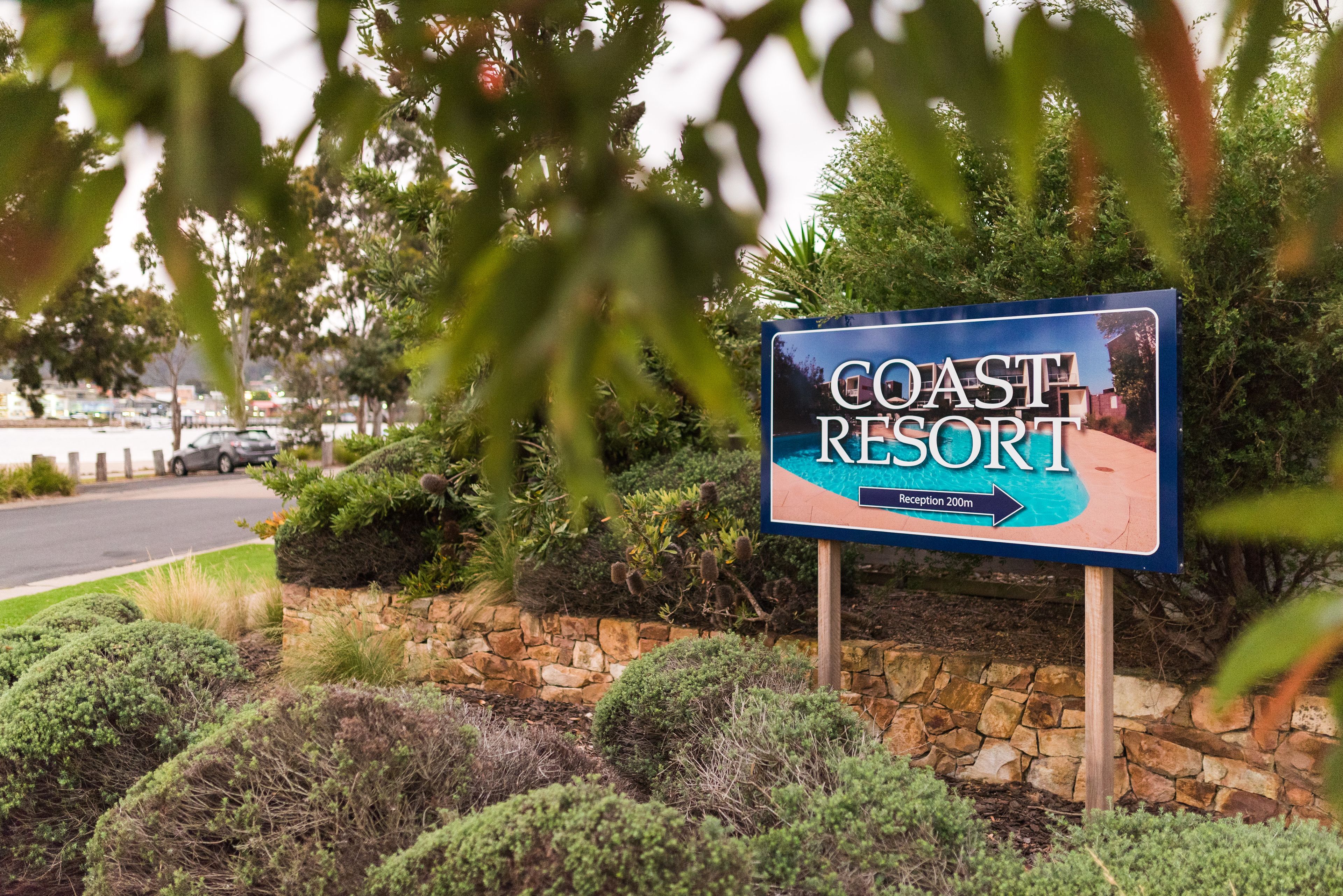 Señal para Coast Resort con indicaciones hacia la recepción.