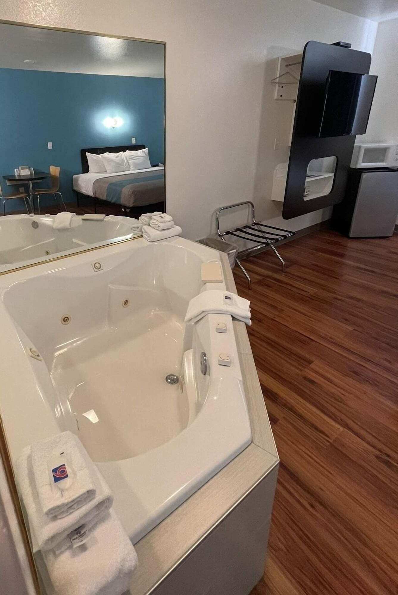 加厚床垫、遮光窗帘、床单