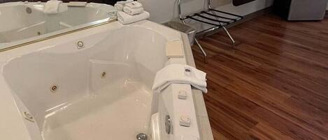 أسرّة بطبقة علوية مريحة وستائر تعتيم وملاءات أسرّة