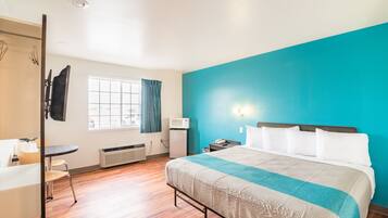 Senger med overmadrass, blendingsgardiner og sengetøy