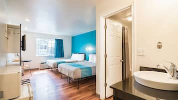 Chambre Deluxe, 2 grands lits, non-fumeur, réfrigérateur et four à micro-ondes