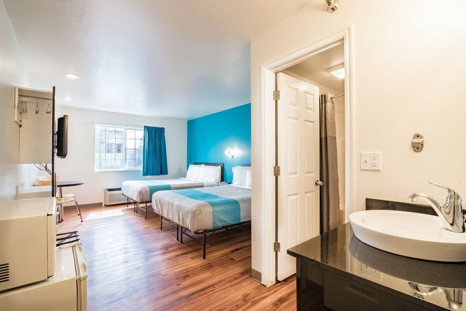 Habitación Deluxe, 2 camas de matrimonio, no fumadores, frigorífico y microondas | Colchones con acolchado adicional, cortinas opacas, ropa de cama