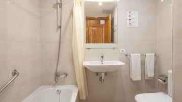 Une salle de bain avec une baignoire, un lavabo et des toilettes.