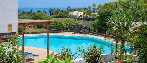 Una piscina al aire libre (de 09:00 a 19:00), sombrillas, tumbonas