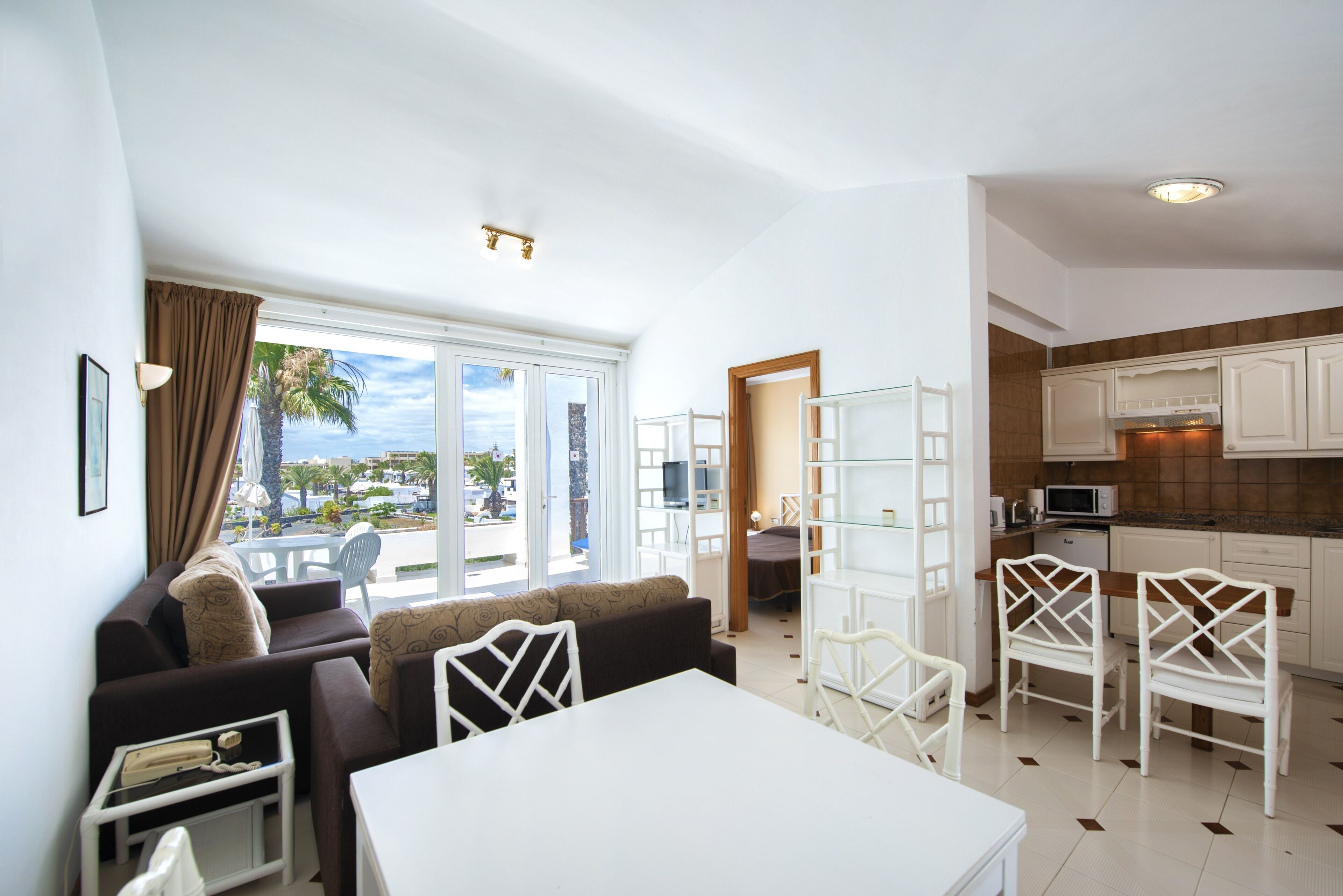 Standard Apartment, 2 Bedrooms | Dining room