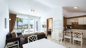 Standard Apartment, 2 Bedrooms | Dining room