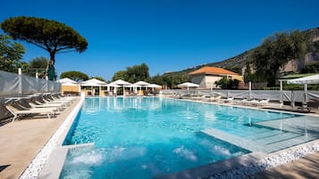 Outdoor pool, sun loungers