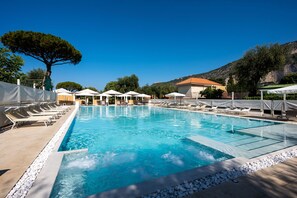 Outdoor pool, open 10:00 AM to 6:00 PM, pool loungers - Sopramare Resort (Piano di Sorrento)