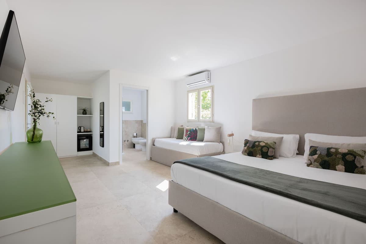 In-room safe, free WiFi, bed sheets