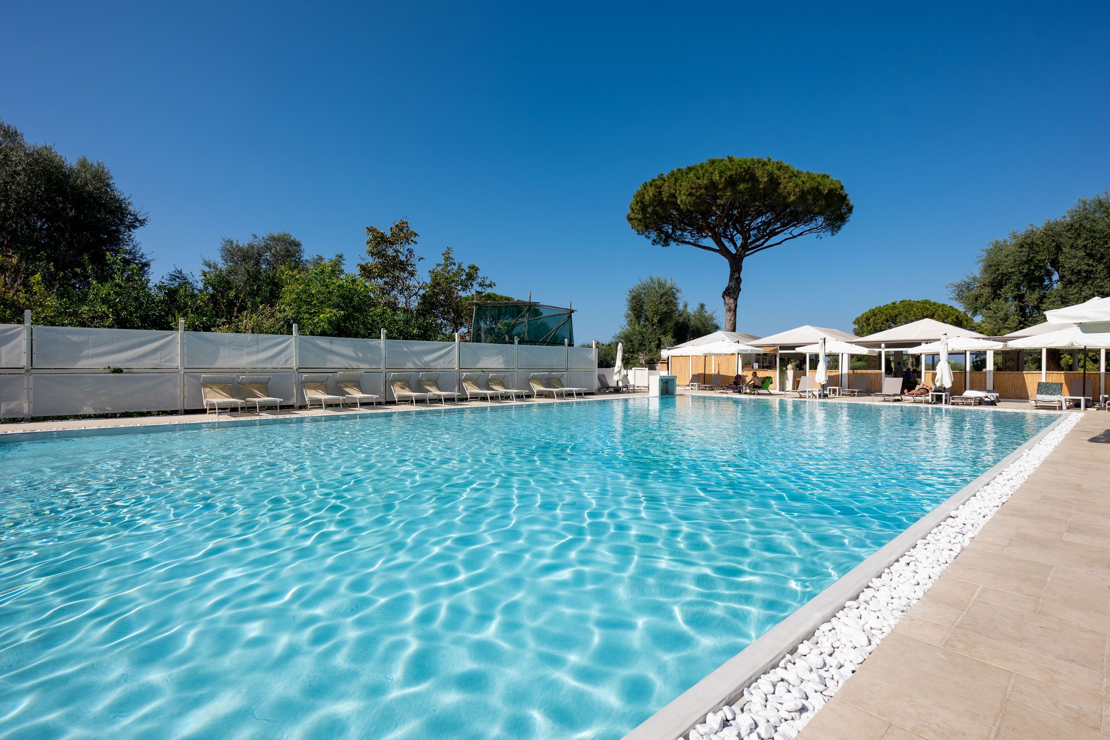 Piscina all'aperto, con ingresso dalle 10:00 alle 18:00, lettini