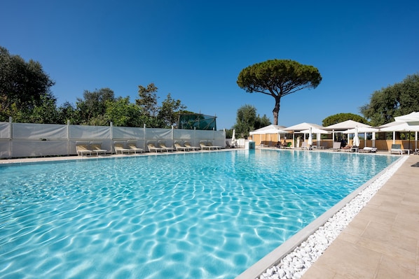 Outdoor pool, open 10:00 AM to 6:00 PM, pool loungers