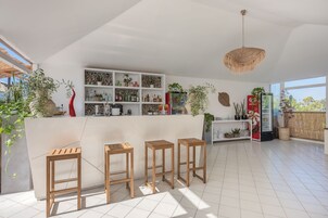 Junto a la piscina, abre todos los días