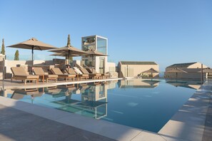 Seasonal outdoor pool, pool umbrellas, pool loungers - Galaxy Suites Boutique Resort (Hersonissos)