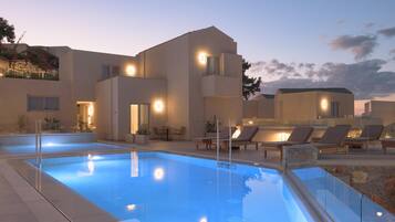 Piscine extérieure (ouverte en saison), parasols de plage