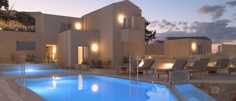 Een seizoensgebonden buitenzwembad en parasols bij het zwembad