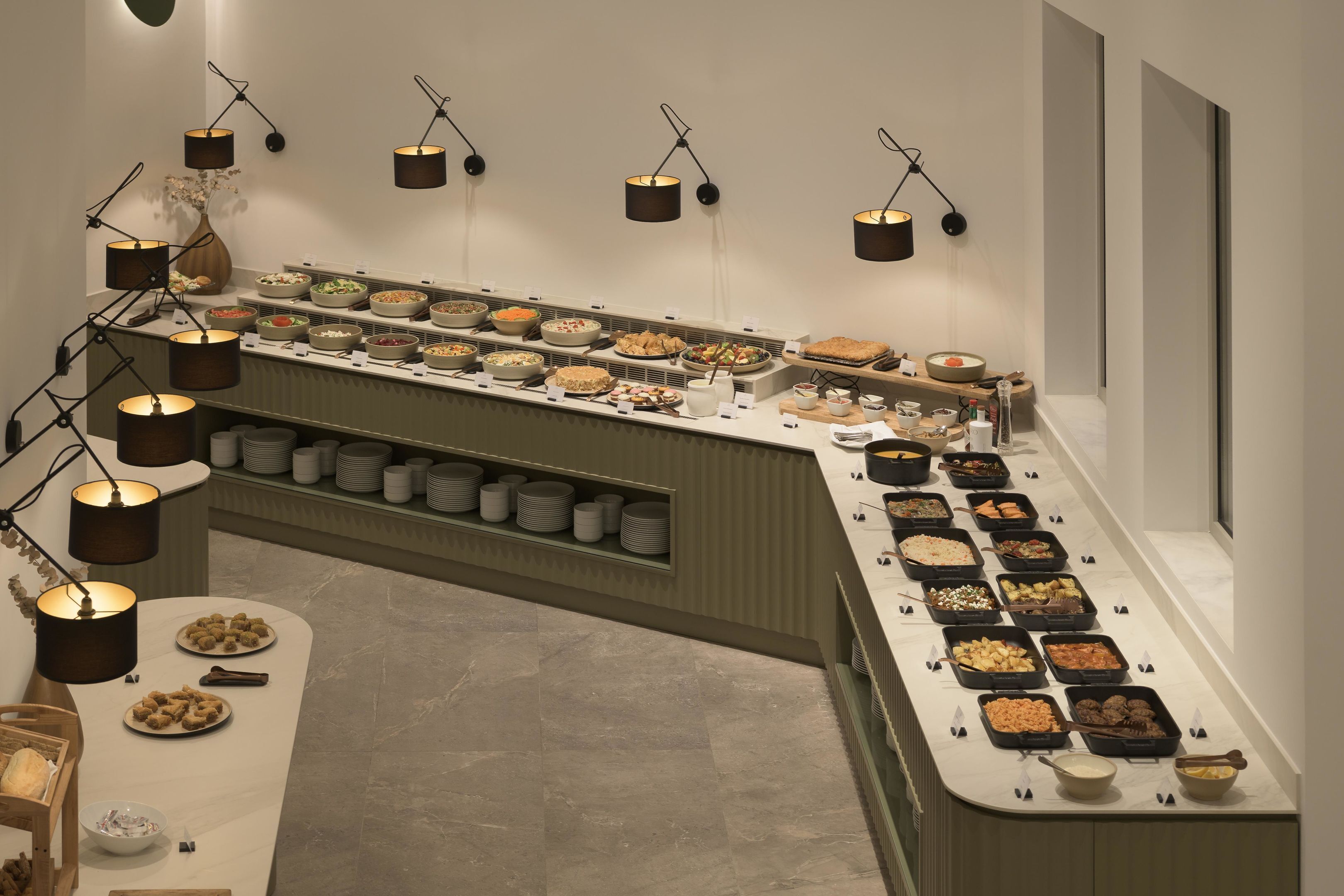 Montaje de bufé con diversos alimentos y un diseño de interiores moderno.