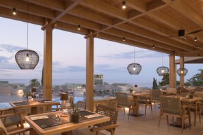Outdoor dining - Galaxy Suites Boutique Resort (Hersonissos)