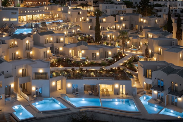 Sesongbasert utendørsbasseng, bassengparasoller og solsenger