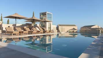 Außenpool (je nach Saison geöffnet), Sonnenschirme, Liegestühle