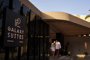 A modern building with a sign for Galaxy Suites Boutique Resort. - Galaxy Suites Boutique Resort (Hersonissos)