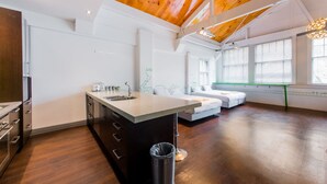 Family Studio Suite, Kitchen, Park View | Free WiFi, bed sheets - Jucy Snooze (Auckland)