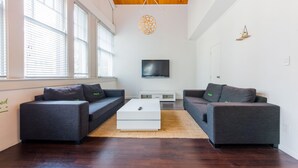 Family Studio Suite, Kitchen, Park View | Free WiFi, bed sheets - Jucy Snooze (Auckland)
