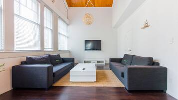 Family Studio Suite, Kitchen, Park View | Free WiFi, bed sheets