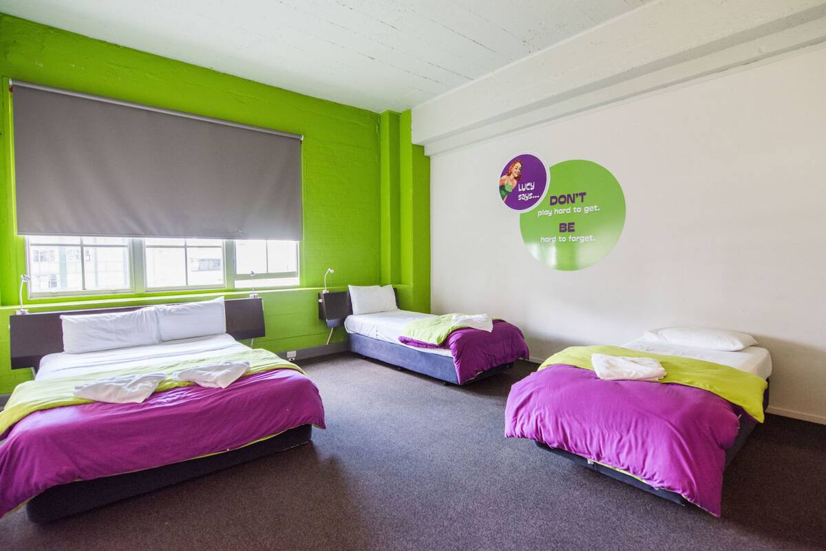 Habitación cuádruple, baño privado | Wifi gratis y ropa de cama