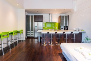Familien-Studiosuite, Küche, Parkblick