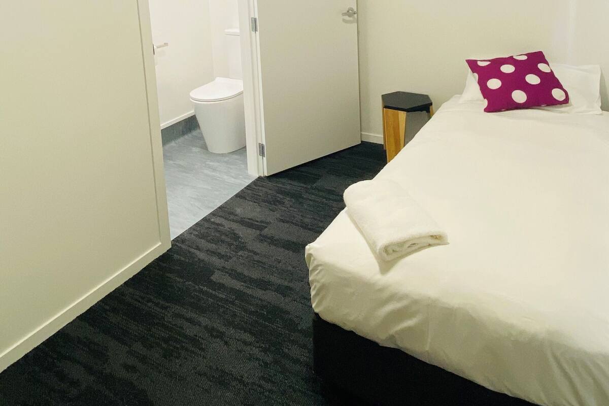 Habitación individual, 1 cama individual, baño en la habitación | Wifi gratis y ropa de cama