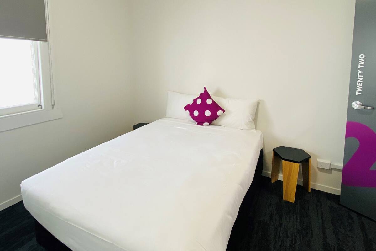Habitación doble, baño en la habitación | Wifi gratis y ropa de cama