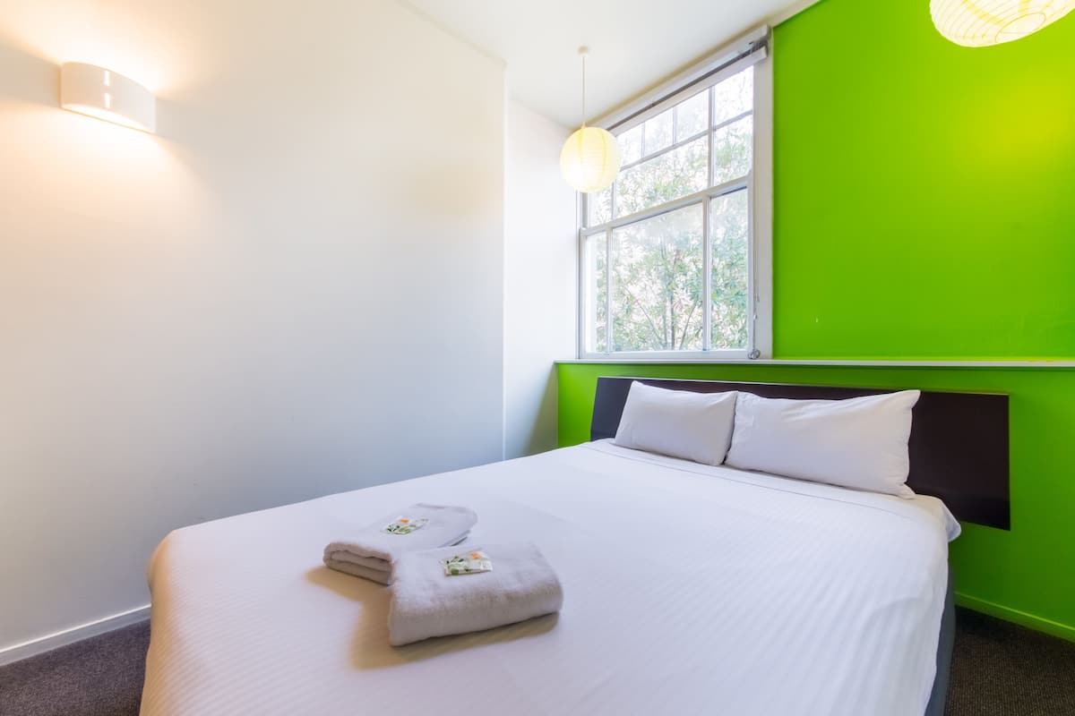 Habitación doble, baño en la habitación | Wifi gratis y ropa de cama