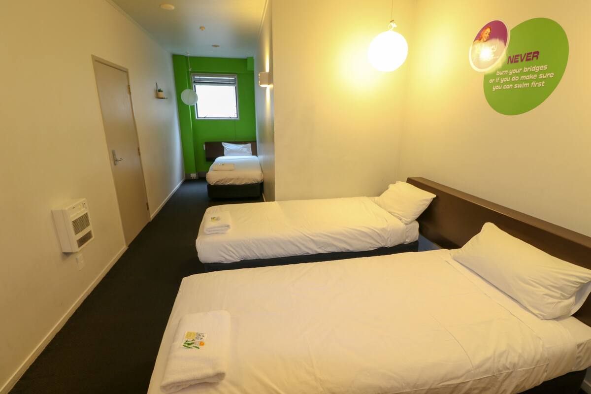 Habitación triple, 3 camas individuales, baño en la habitación | Wifi gratis y ropa de cama