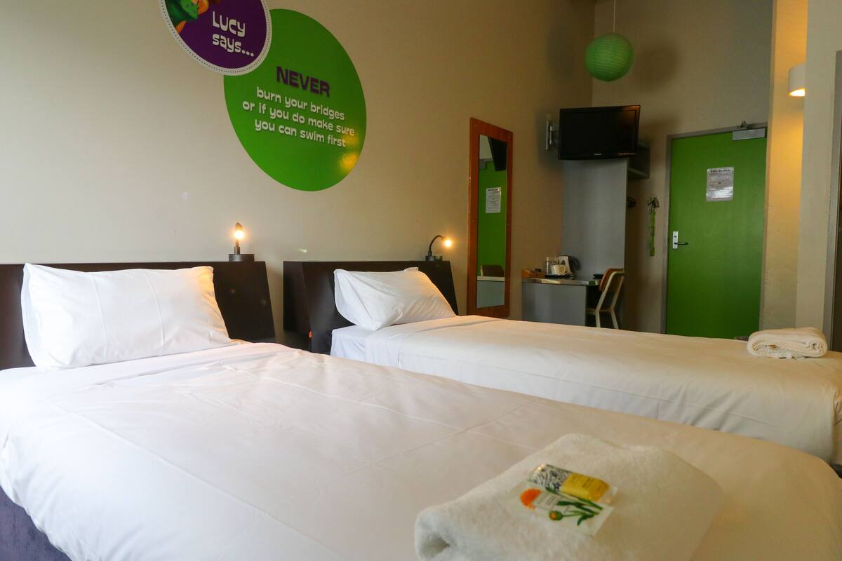 Habitación con 2 camas individuales, 2 camas individuales, baño en la habitación | Wifi gratis y ropa de cama