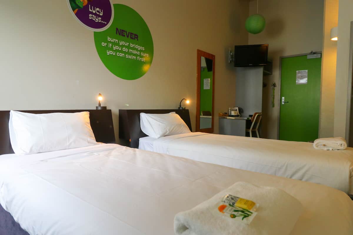 Twin Room, 2 Twin Beds, Ensuite | Free WiFi, bed sheets