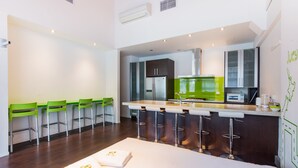 Family Studio Suite, Kitchen, Park View | Free WiFi, bed sheets - Jucy Snooze (Auckland)