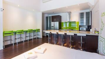 Family Studio Suite, Kitchen, Park View | Free WiFi, bed sheets