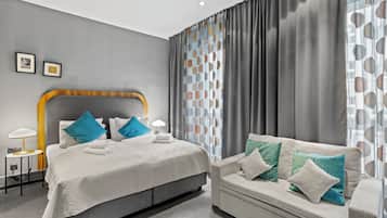 HG3 | Individually decorated, desk, laptop workspace, blackout drapes