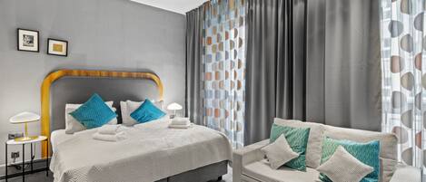 Large | 2 bedrooms, individually decorated, desk, laptop workspace