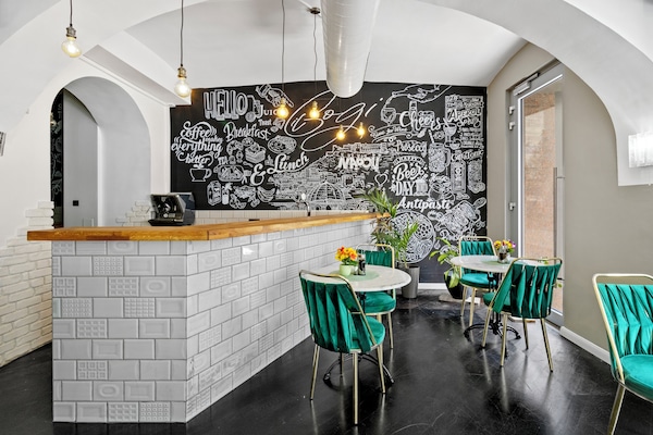 Tägliches Frühstücksbuffet (15 EUR pro Person)