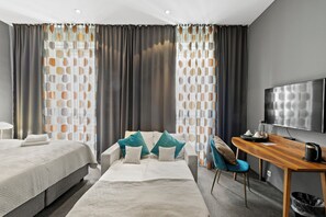 Decoración personalizada, escritorio y espacio para trabajar con laptop