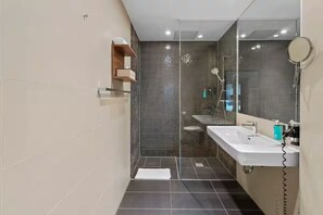 Standard Room | Bad | Dusj, toalettartikler (inkludert), hårføner og håndklær