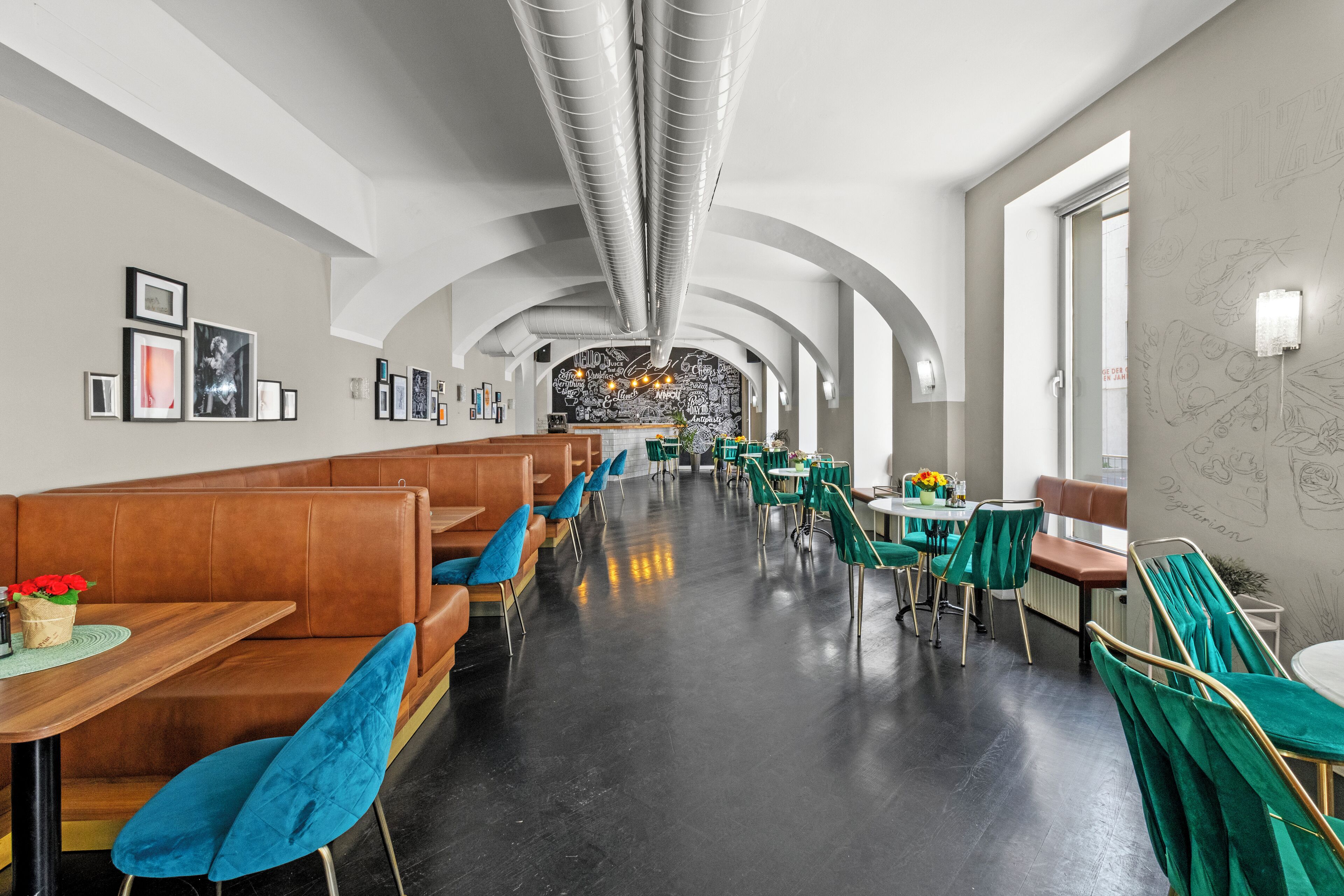 朝食 (ビュッフェ)、毎日提供 (1 名様 15 EUR)